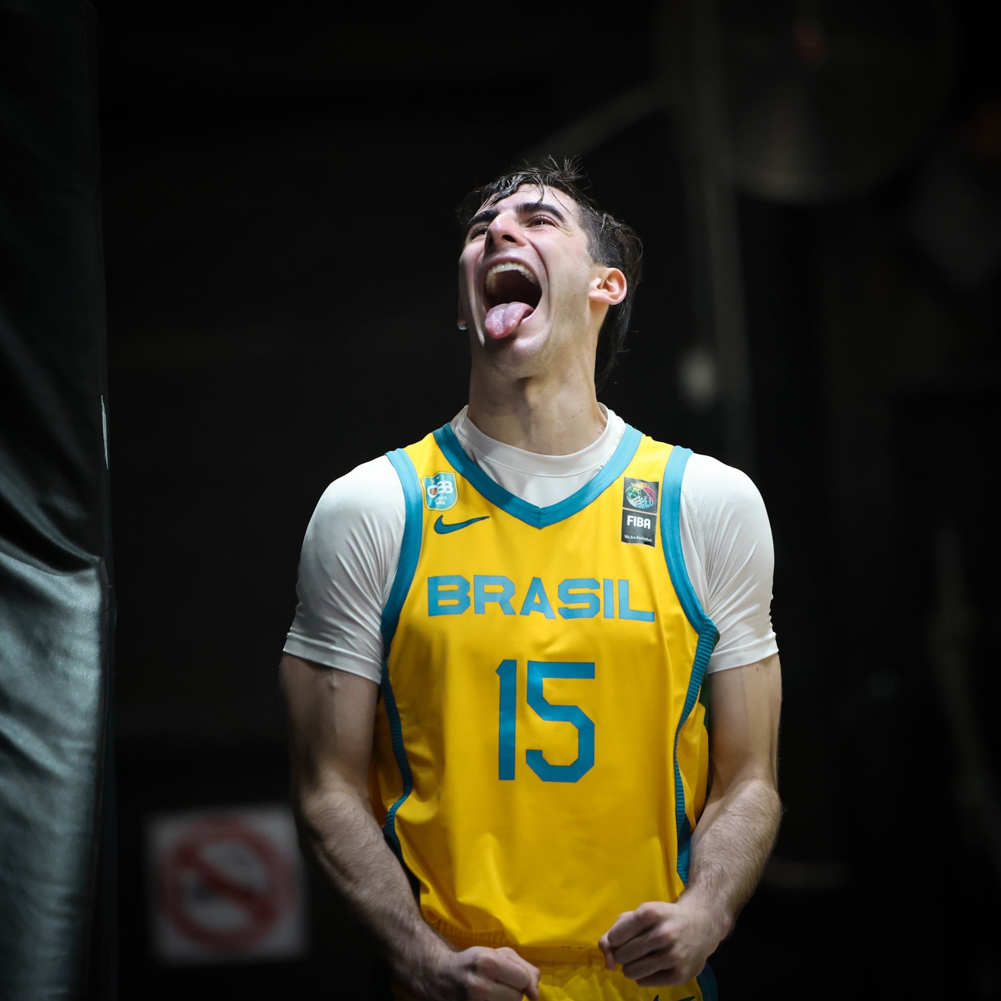 Jogador da Seleção, camisa 15, gritando de emoção com a língua para fora