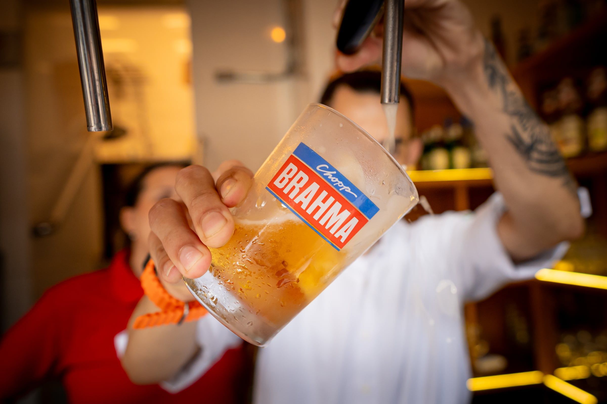 Copo de Chopp Brahma sendo servido na chopeira