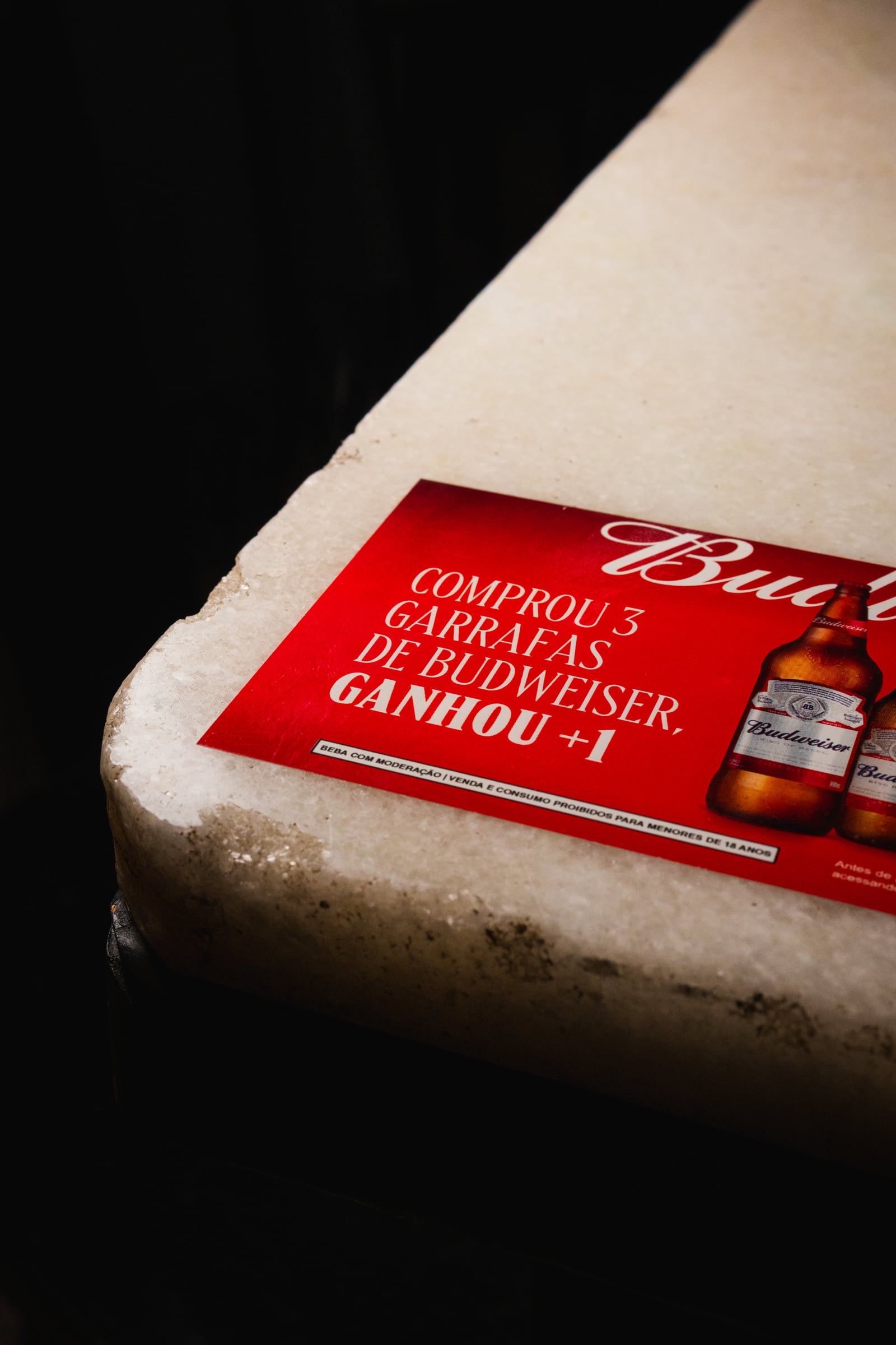 Cartão da promoção: comprou 3 garrafas de Budweiser, ganhou mais uma