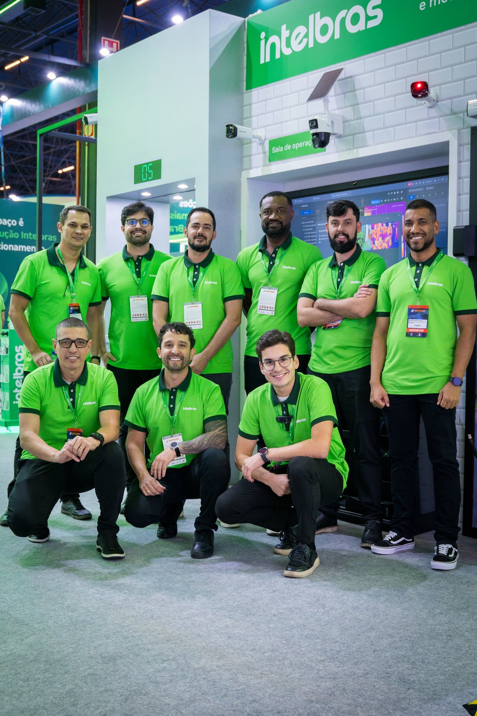 Equipe da Intelbras posando junta no estande