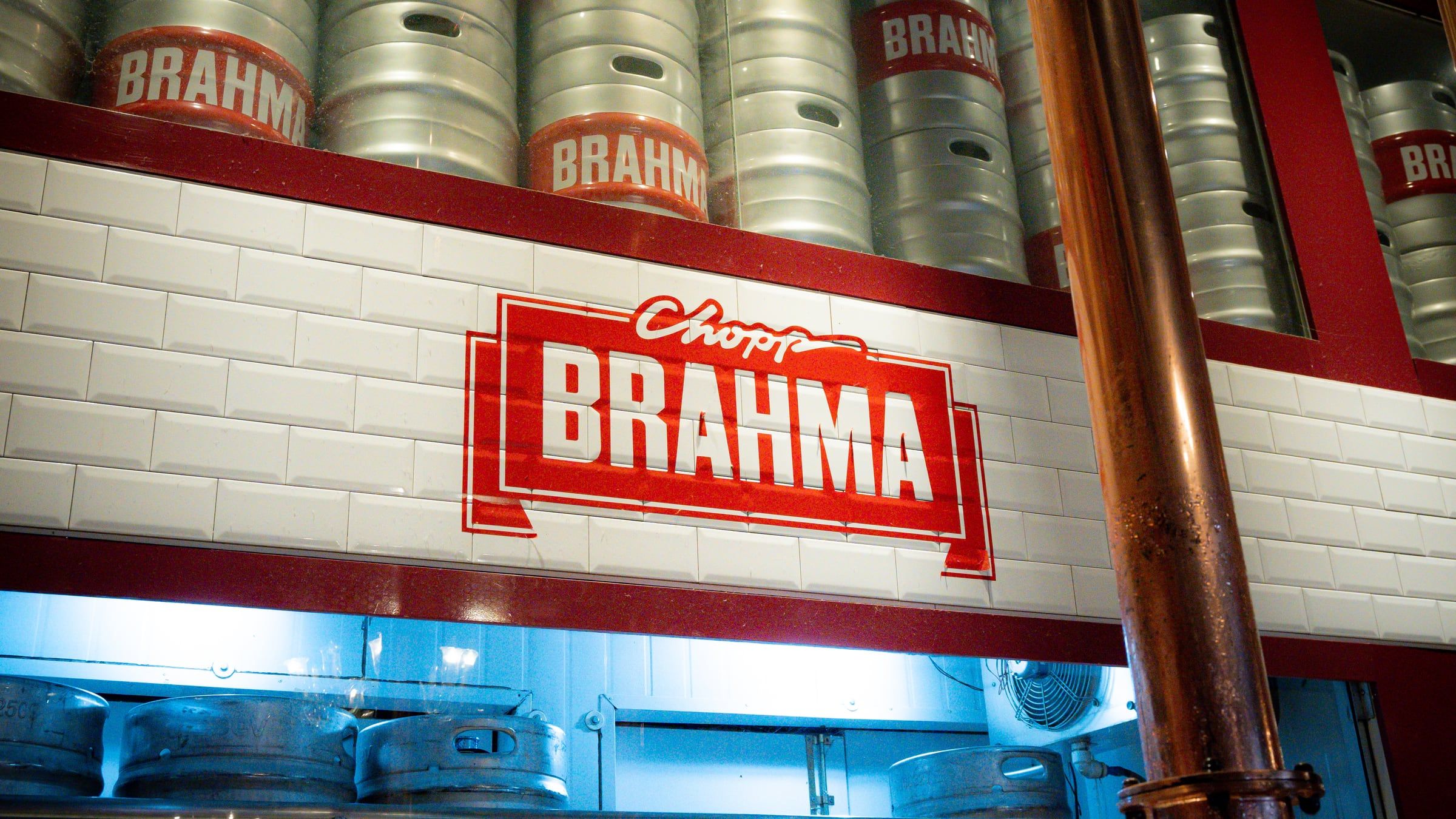 Barris e o letreiro do Chopp Brahma atrás do balcão