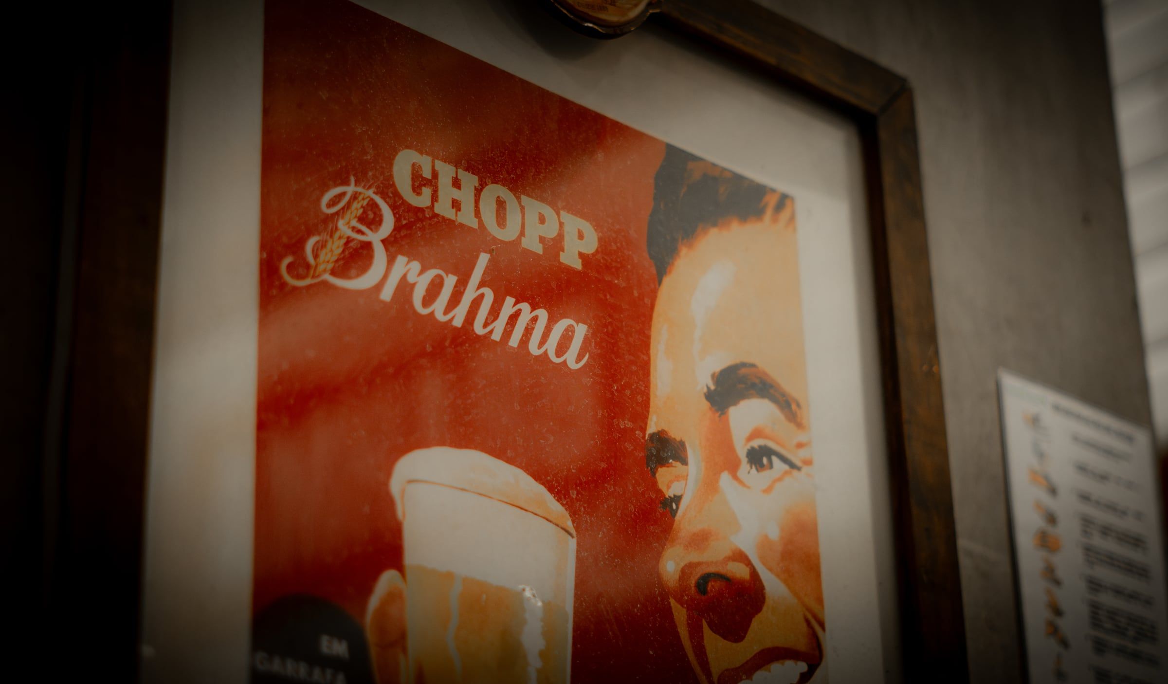 Quadro antigo do Chopp Brahma pendurado na parede