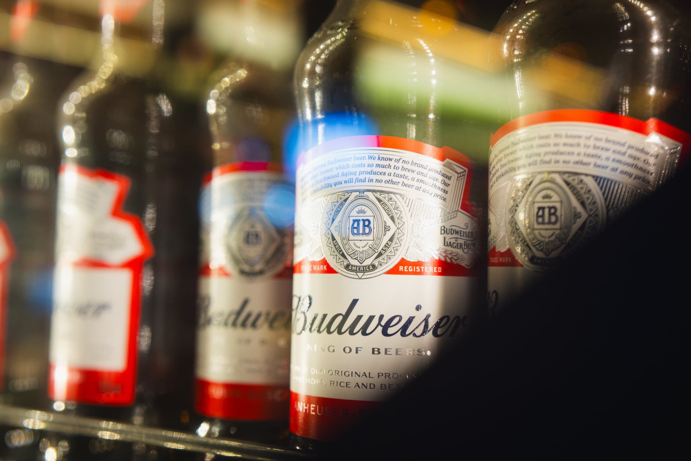 Garrafas de Budweiser enfileiradas, com o rótulo em destaque