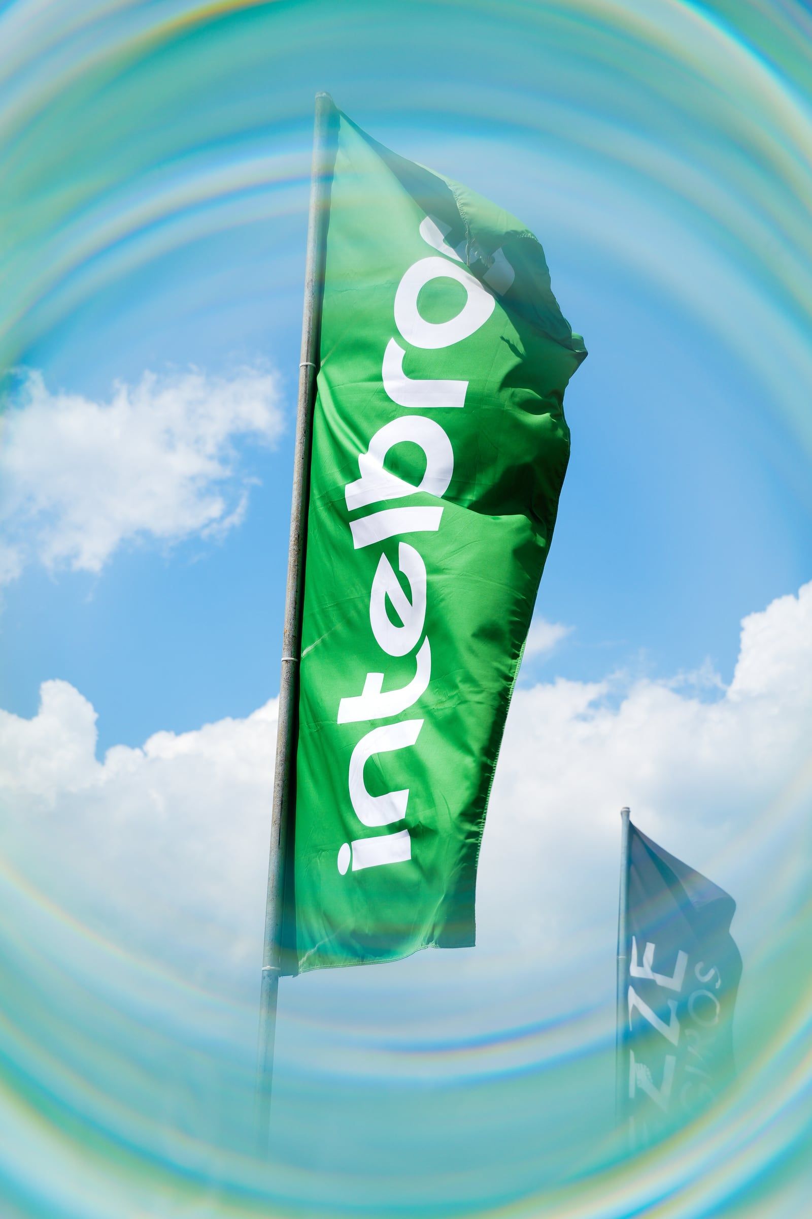 Bandeira da Intelbras tremulando contra o céu