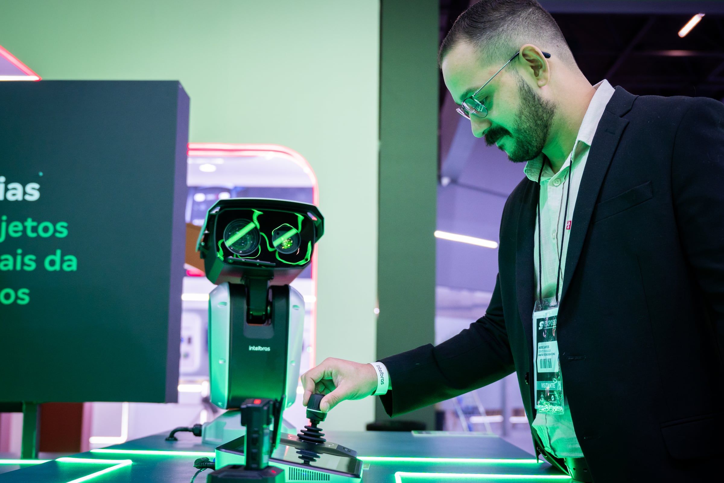 Visitante testando um equipamento no estande da Intelbras