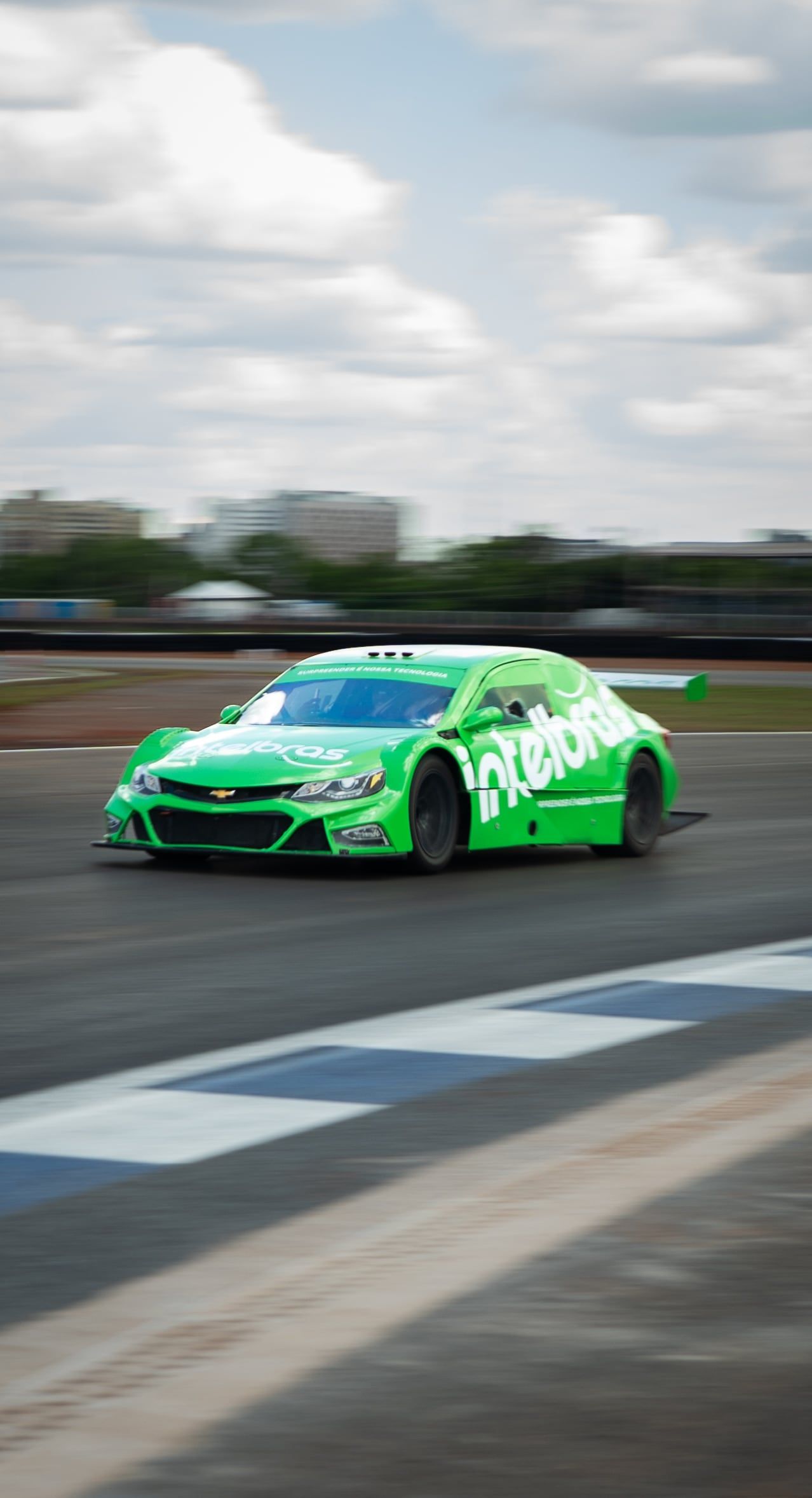 Carro da Intelbras contornando a curva da pista