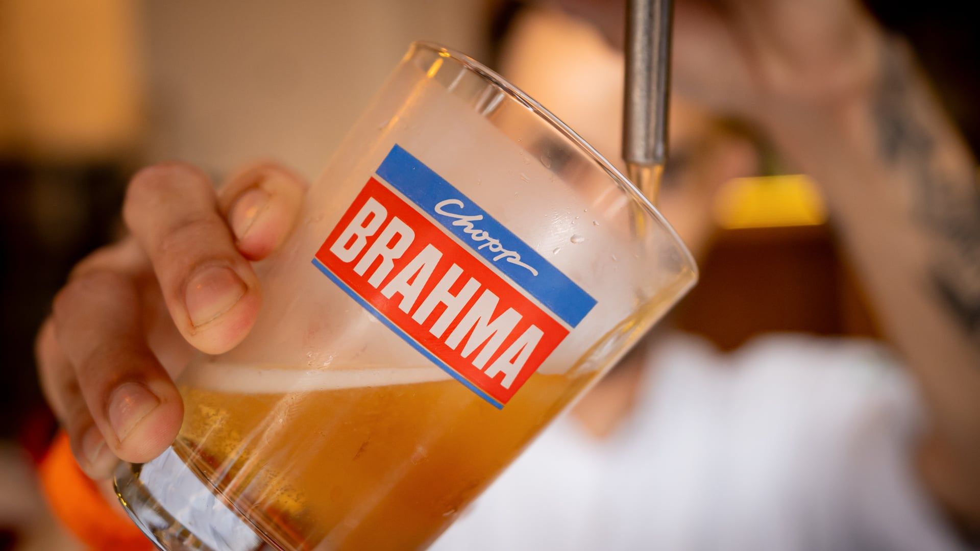 Copo de Chopp Brahma sendo servido