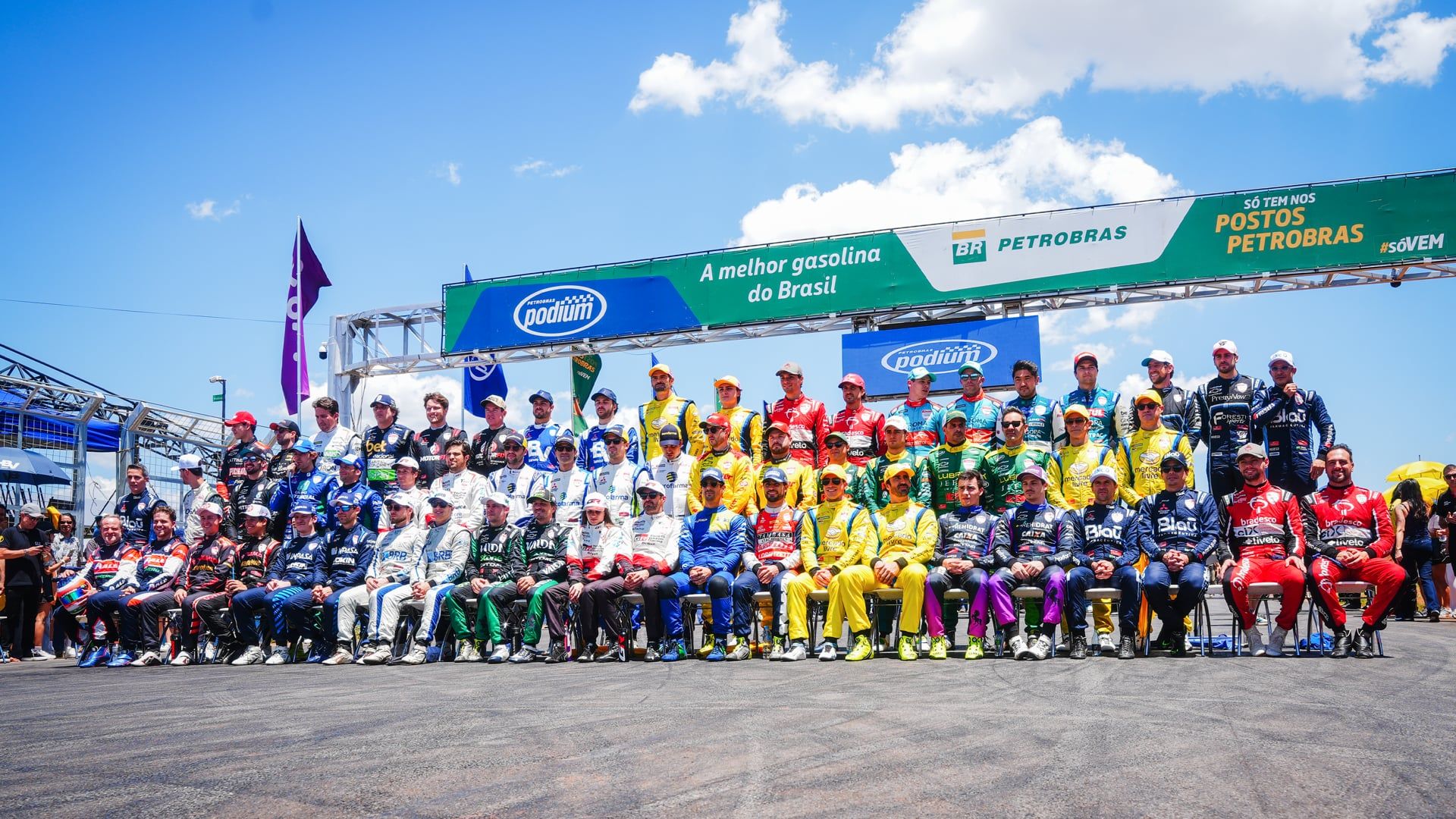 Pilotos da Stock Car reunidos no grid
