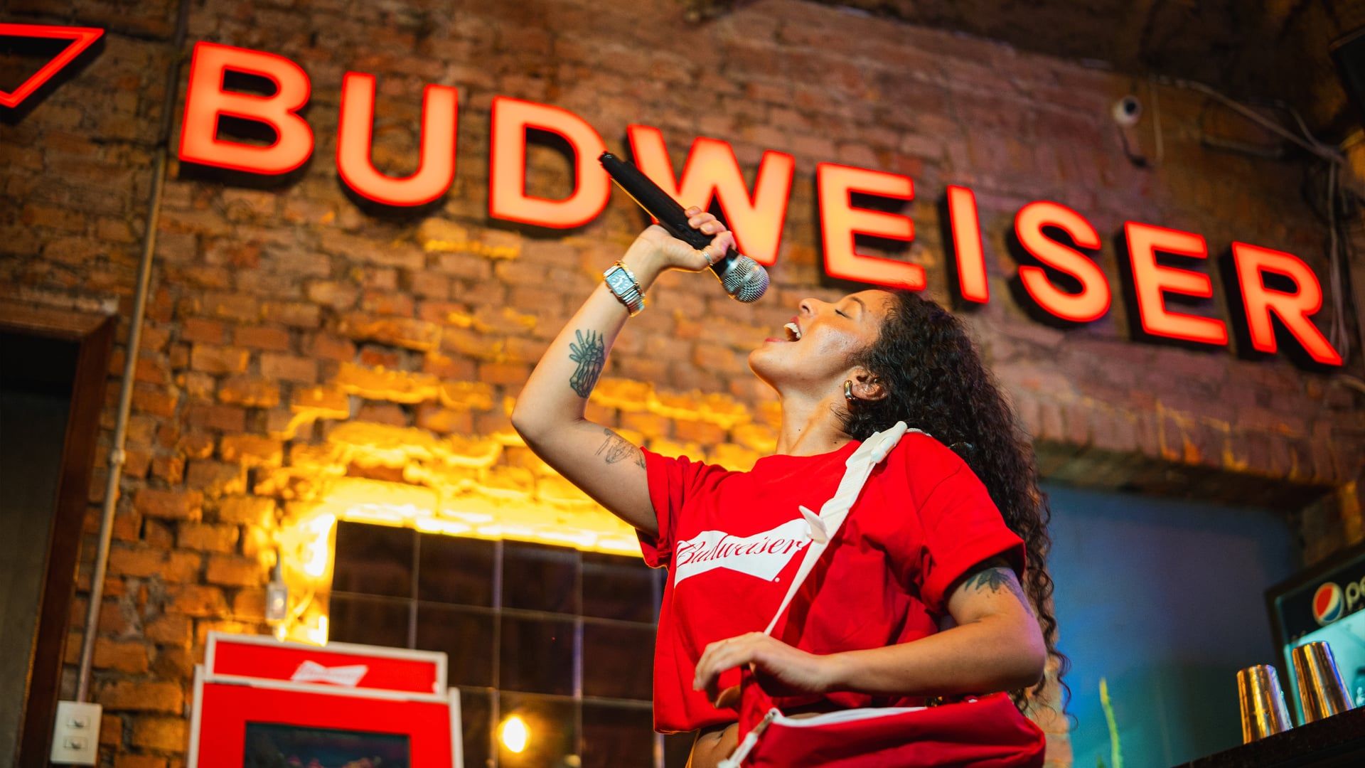 Cantora no palco da Budweiser em um bar de São Paulo